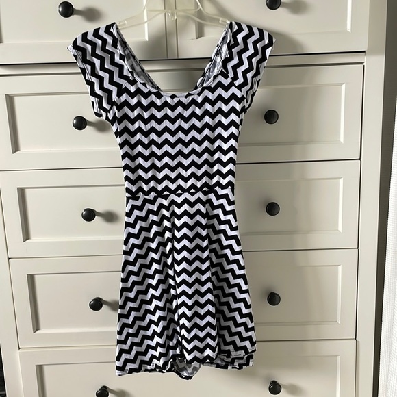 La Hearts Dresses & Skirts - LA Hearts Women’s Black & White Chevron Skater Dress w/ Back Cut Out - Medium